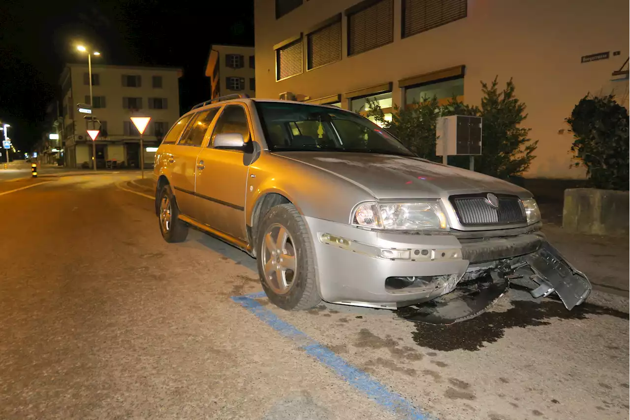 Stadt Glarus GL: Herrschaft über Fahrzeug verloren und in Betonmauer geprallt