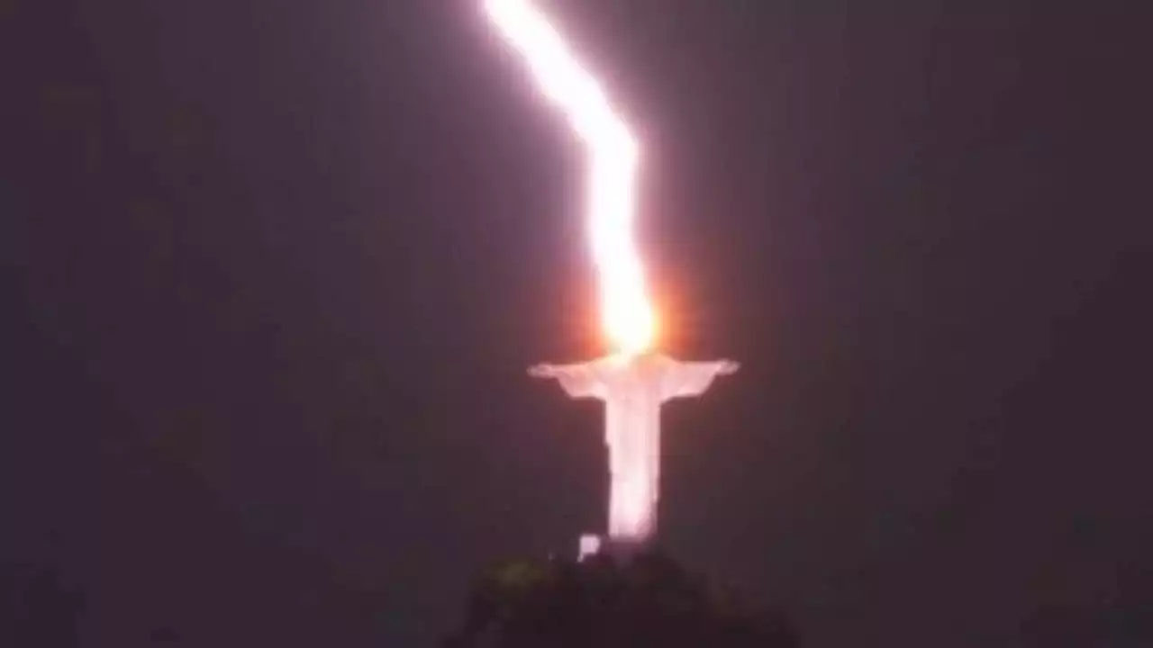 Rayo cae sobre la cabeza del Cristo Redentor en Río de Janeiro; fotógrafo lo hace viral