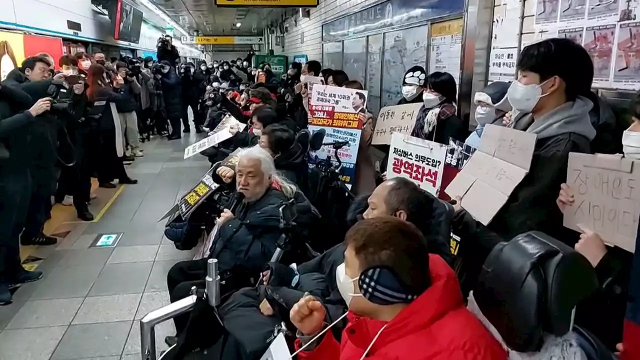 전장연 지하철 시위 재차 유보…서울시와 협의 물꼬