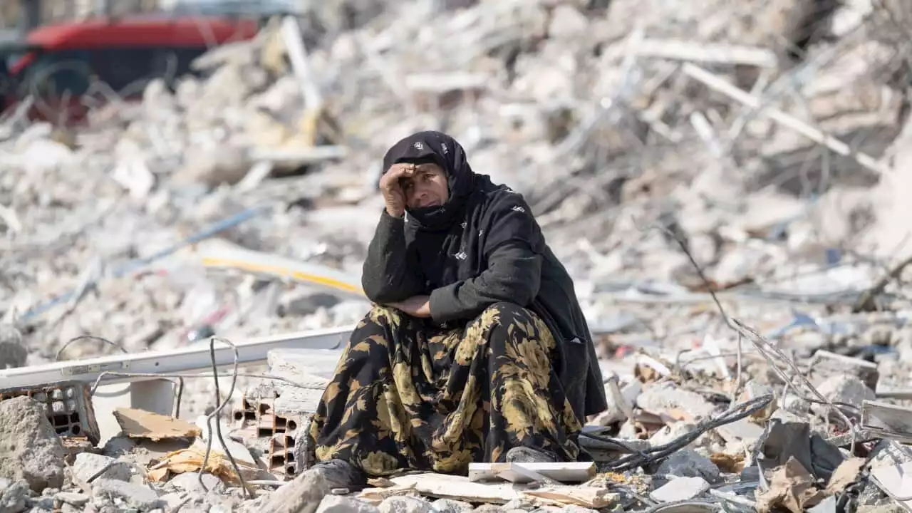 'Chaos, rubble, bodies everywhere': Hopes of finding quake survivors fade in Türkiye and Syria