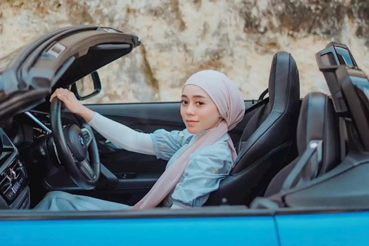 Lesti Kejora Pamer Naik Mobil Sport, Gaya Hijabnya Jadi Sorotan