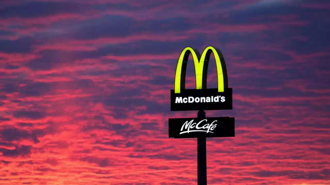 McCrispy-Werbung neben Krematorium geht viral: McDonald's nimmt geschmacklos platziertes Plakat ab