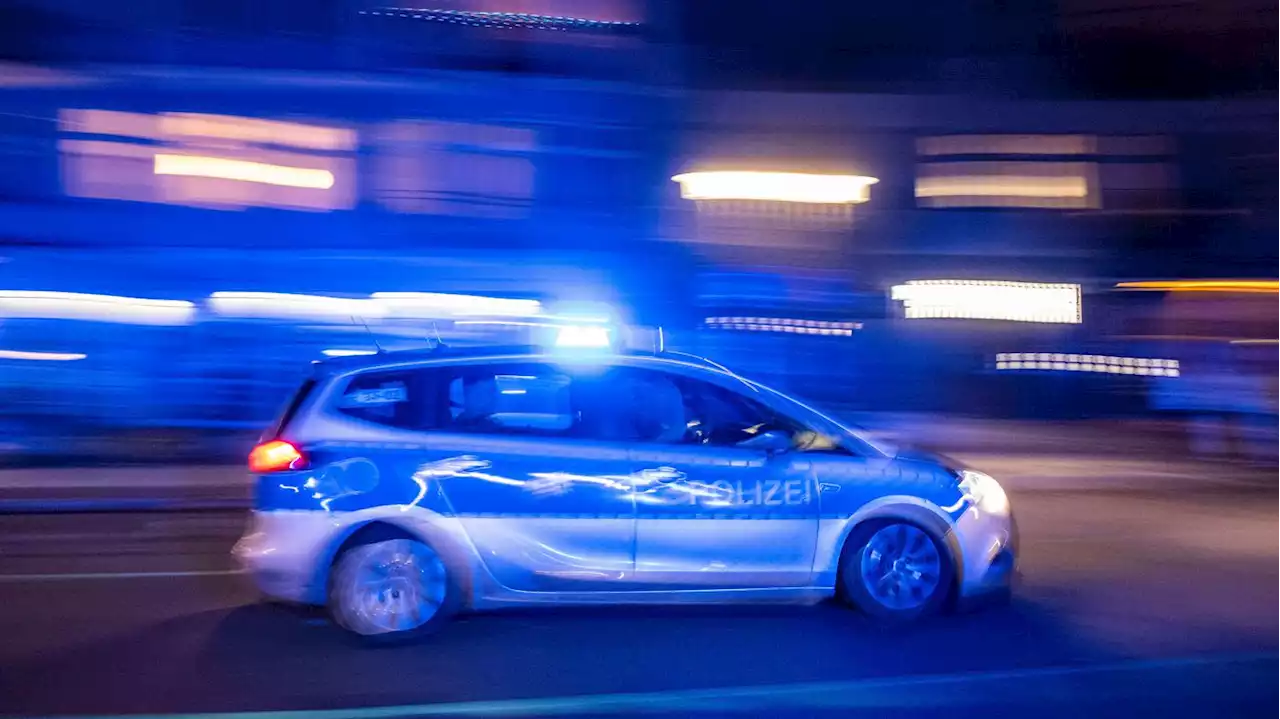 Nahe Alexanderplatz: Mann gibt mehrere Schüsse in Berliner U-Bahnhof ab