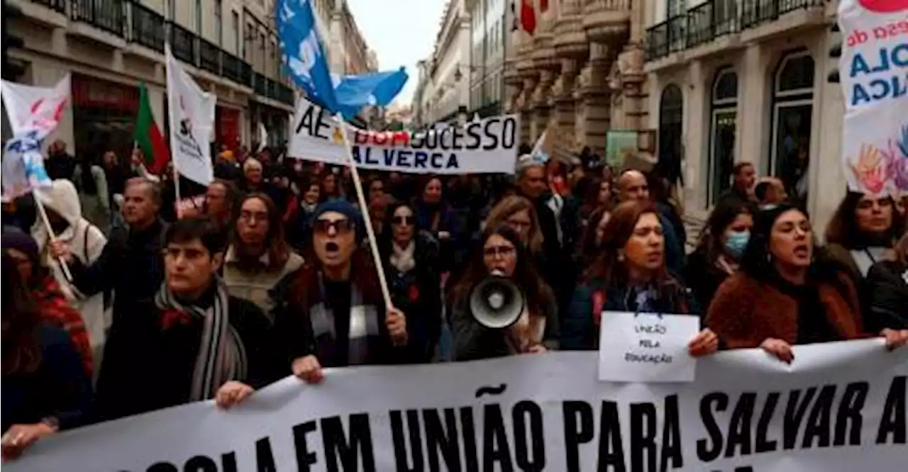 Thousands join latest round of Portuguese teachers&#039; protests