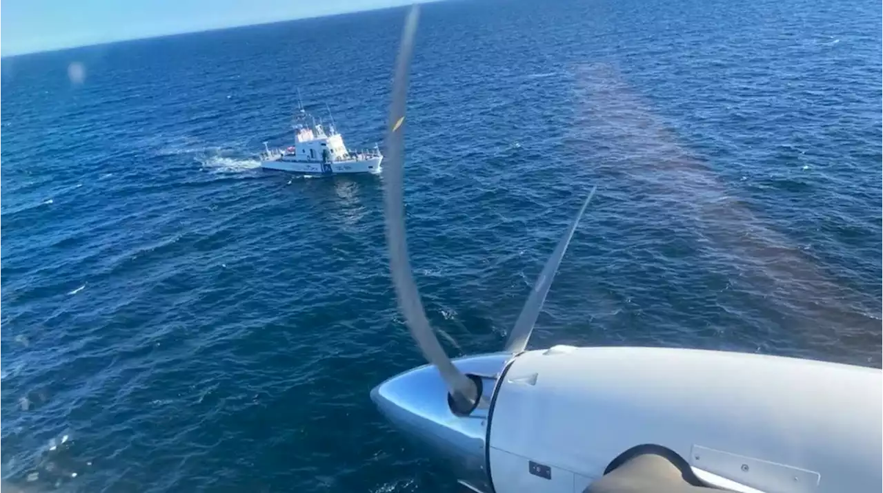 Buscan por aire y agua a un pescador que quedó a la deriva en Río Negro