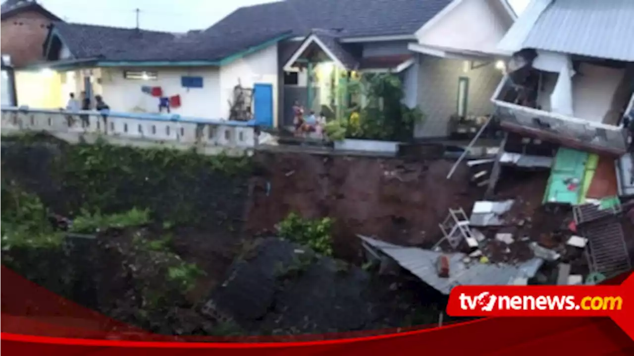 Plengsengan Tergerus Air Sungai, Rumah Warga di Banyuwangi Ambrol