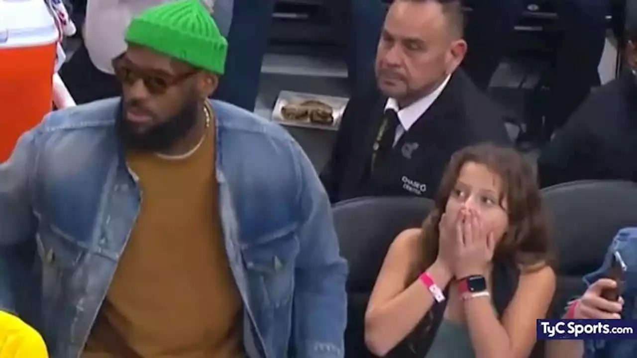 (VIDEO) La imperdible reacción de una fanática cuando LeBron James se sentó a su lado - TyC Sports