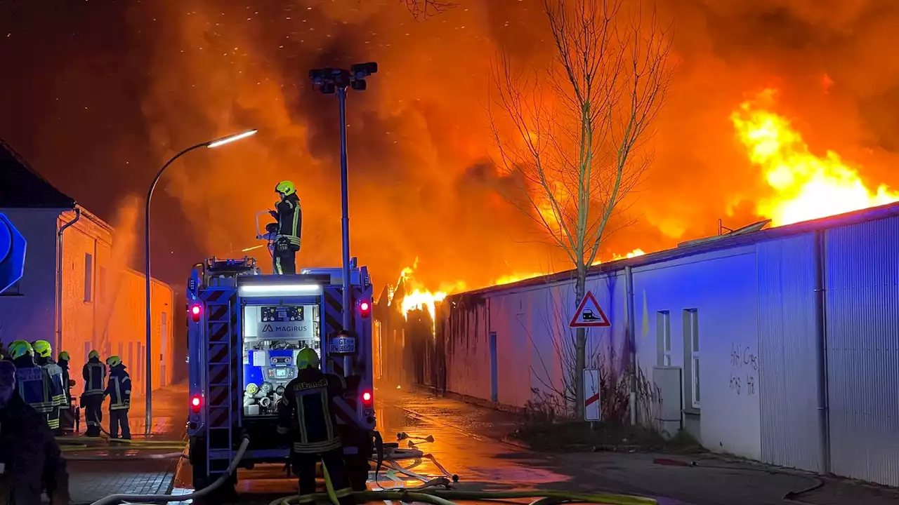 Lagerhallen in Rheda-Wiedenbrück in Flammen