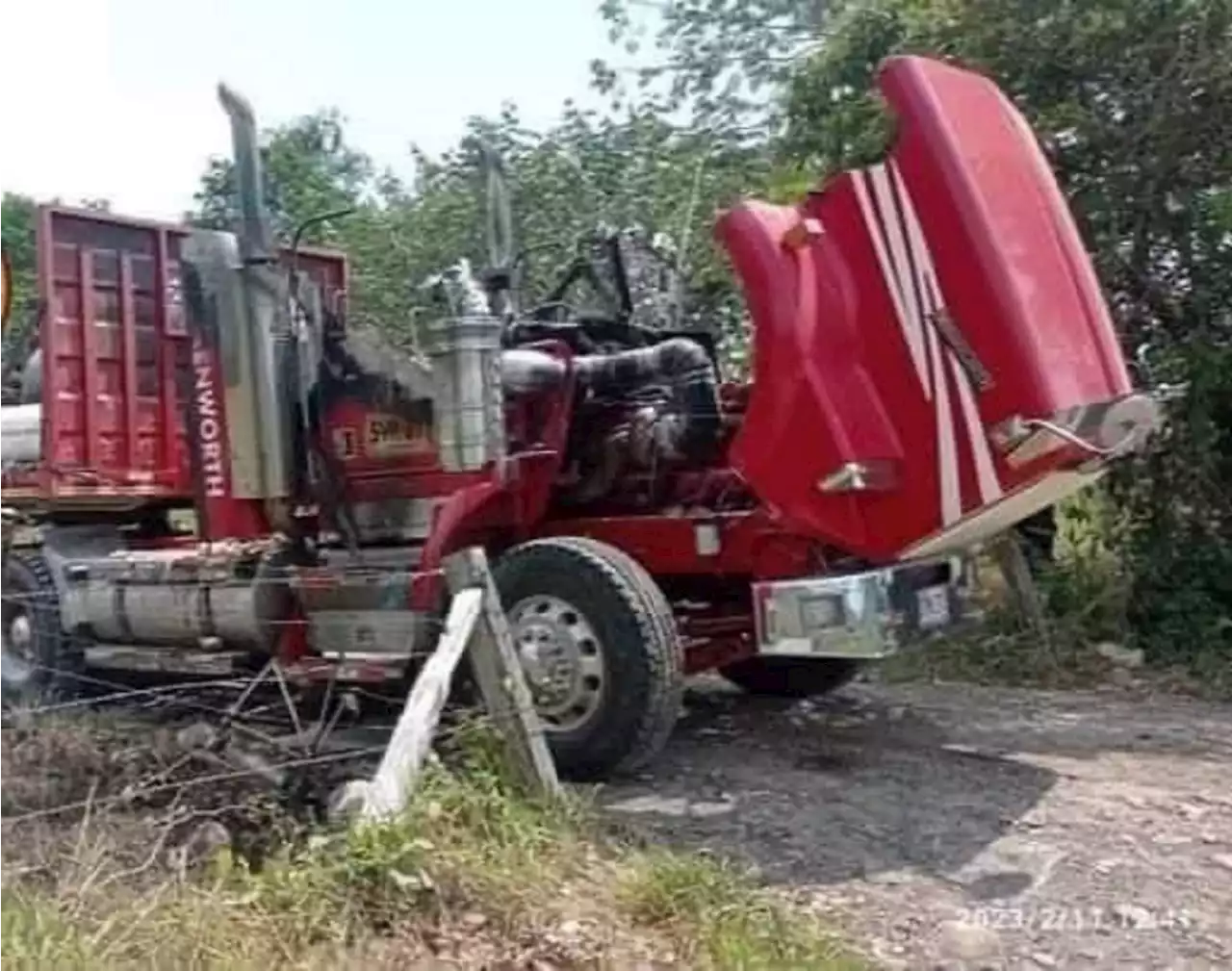 Denuncian quema de tractomula y secuestro de cuatro personas en Saravena