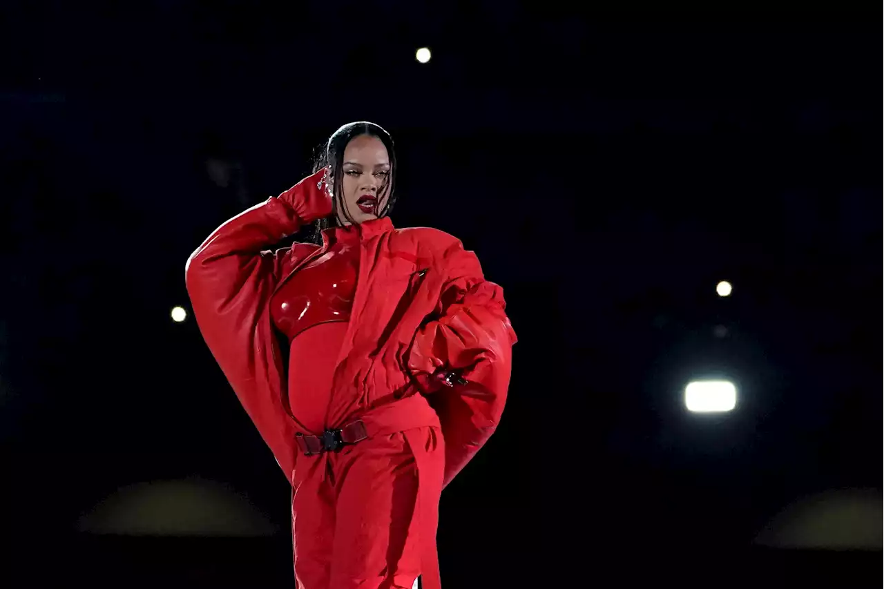 Super Bowl 2023, lo show di Rihanna incinta del secondo figlio