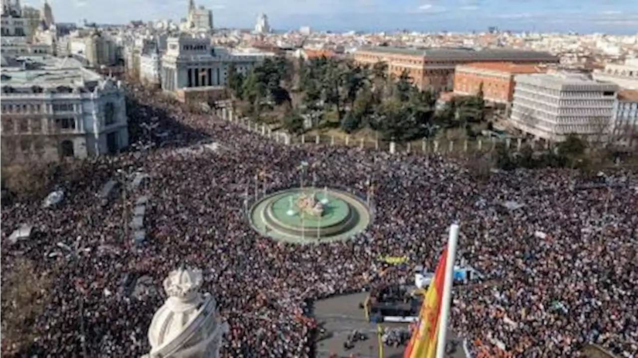 Masiva protesta en Madrid en defensa de sistema público de salud