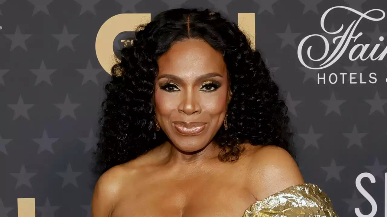 Sheryl Lee Ralph Kicked Off the Super Bowl in Super Glossy Lips and Shimmery Gold Eyeshadow