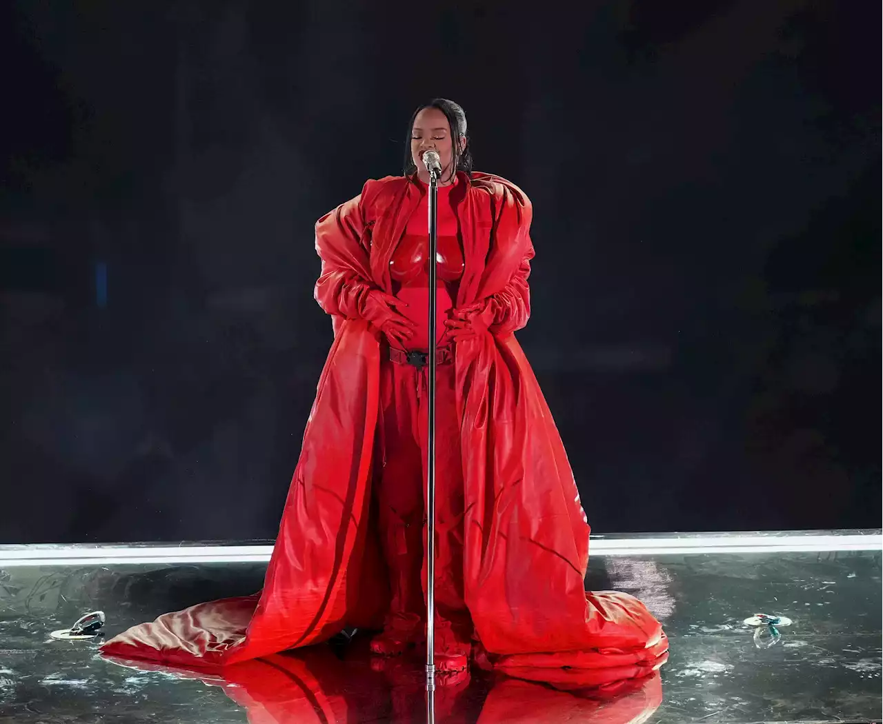 Rihanna, 9 mois après son accouchement, dévoile sa deuxième grossesse lors du Superbowl dans un sublime total look rouge