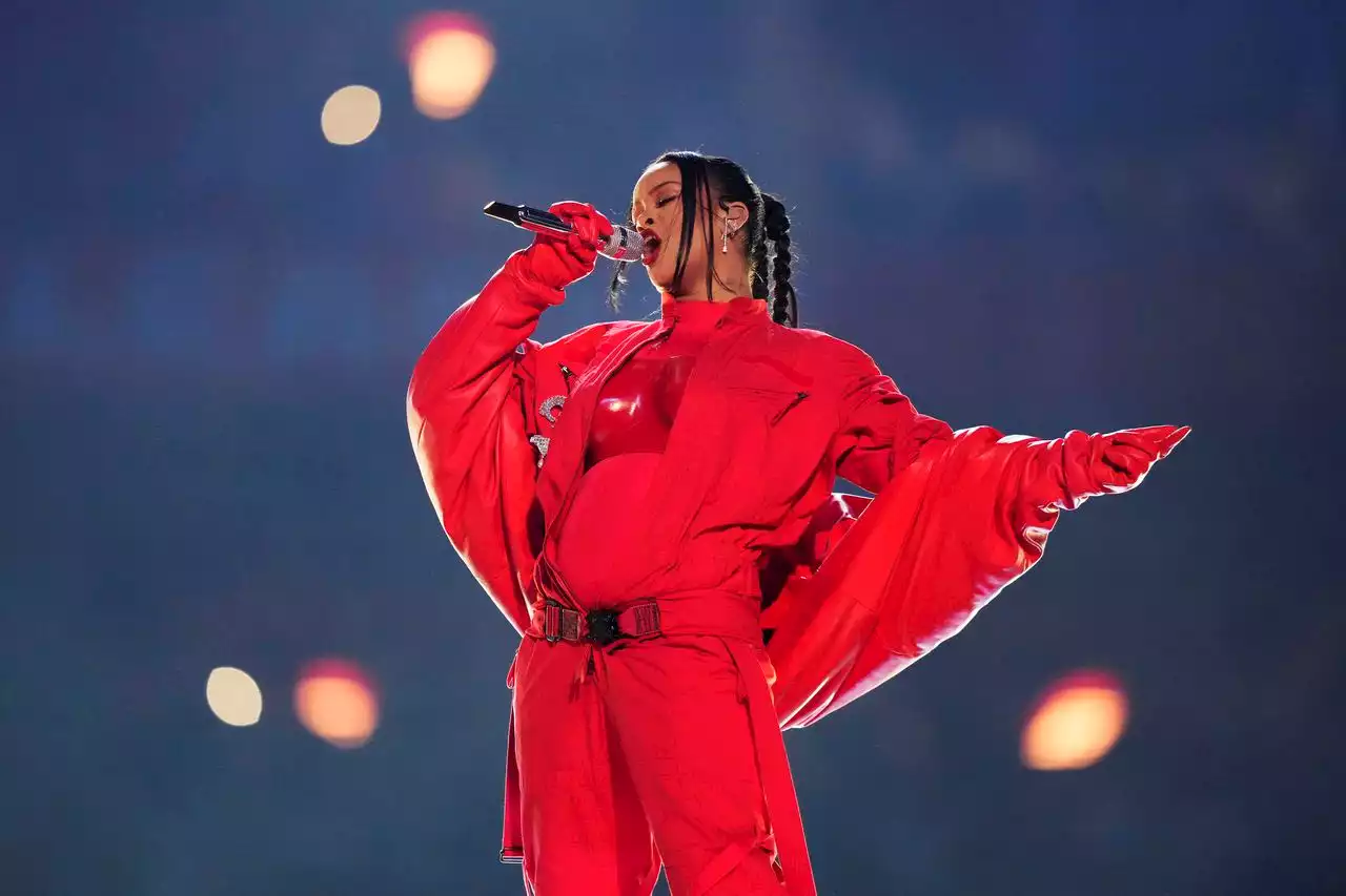 Pregnant Rihanna delivers high-flying Super Bowl halftime show featuring medley of greatest hits (photos)