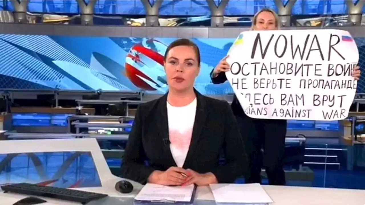 'J'ai jeté mon bracelet électronique par la fenêtre' : l'incroyable récit de l'exfiltration d'une journaliste russe