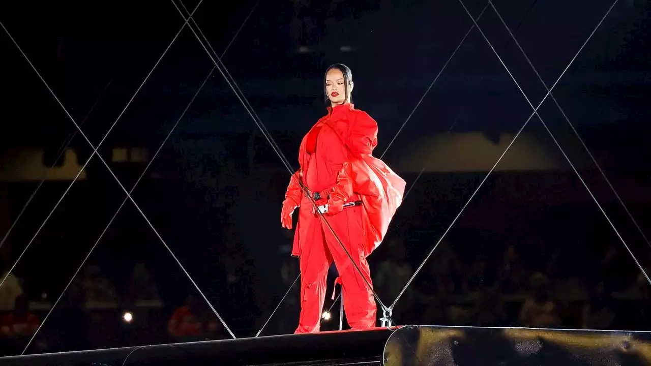 Rihanna brilla en el espectáculo de medio tiempo del Super Bowl