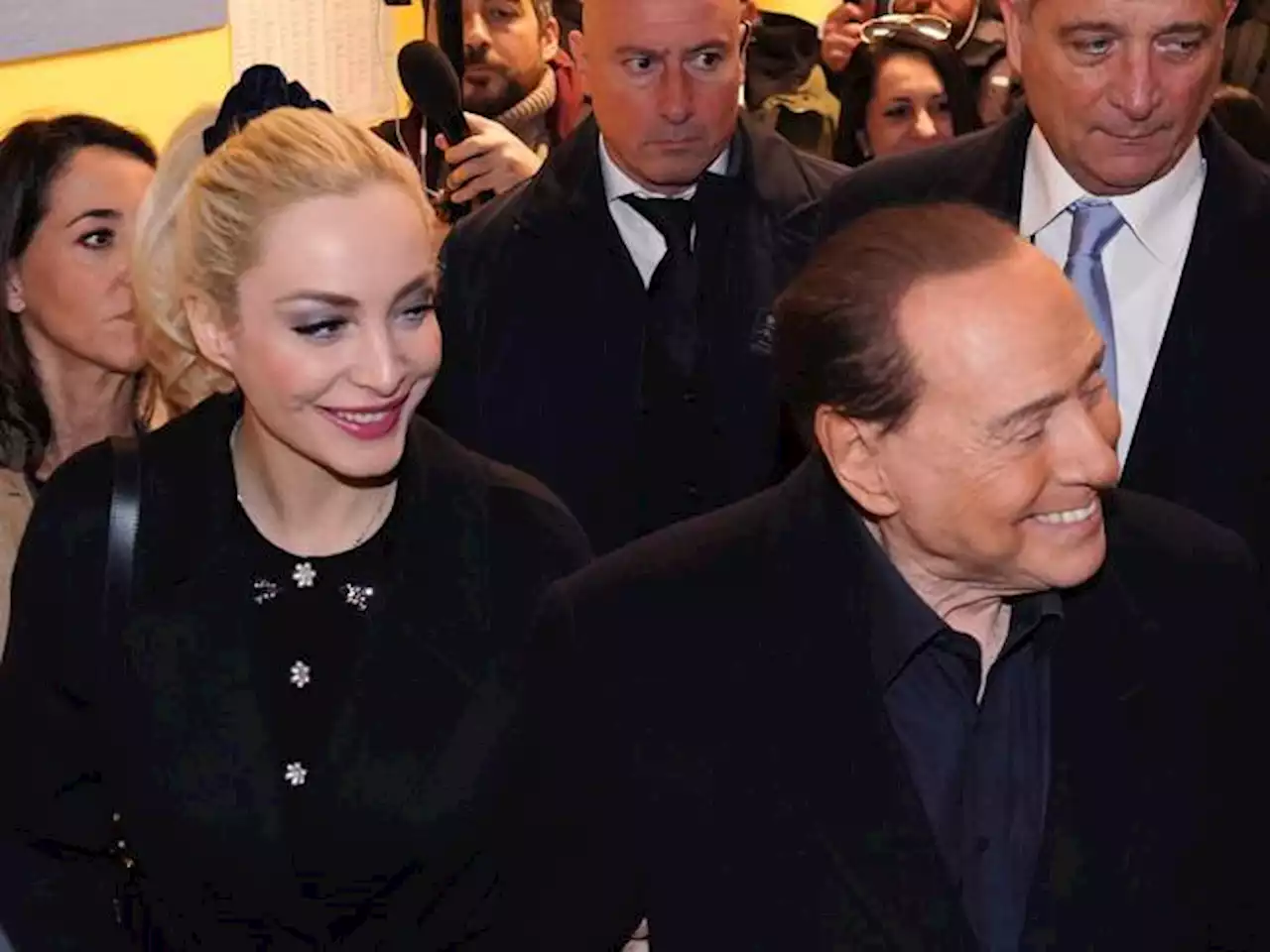 Il disagio di Meloni per le dichiarazioni di Berlusconi: 90 minuti di tensione, poi Tajani media