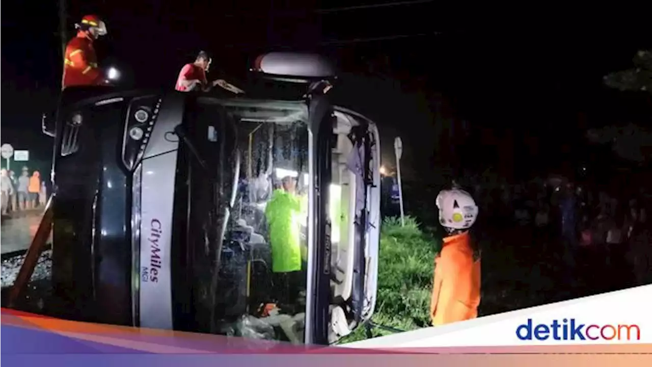 Bus Rombongan Siswa SMPN 3 Garut Tabrakan dengan 2 Motor di Purworejo