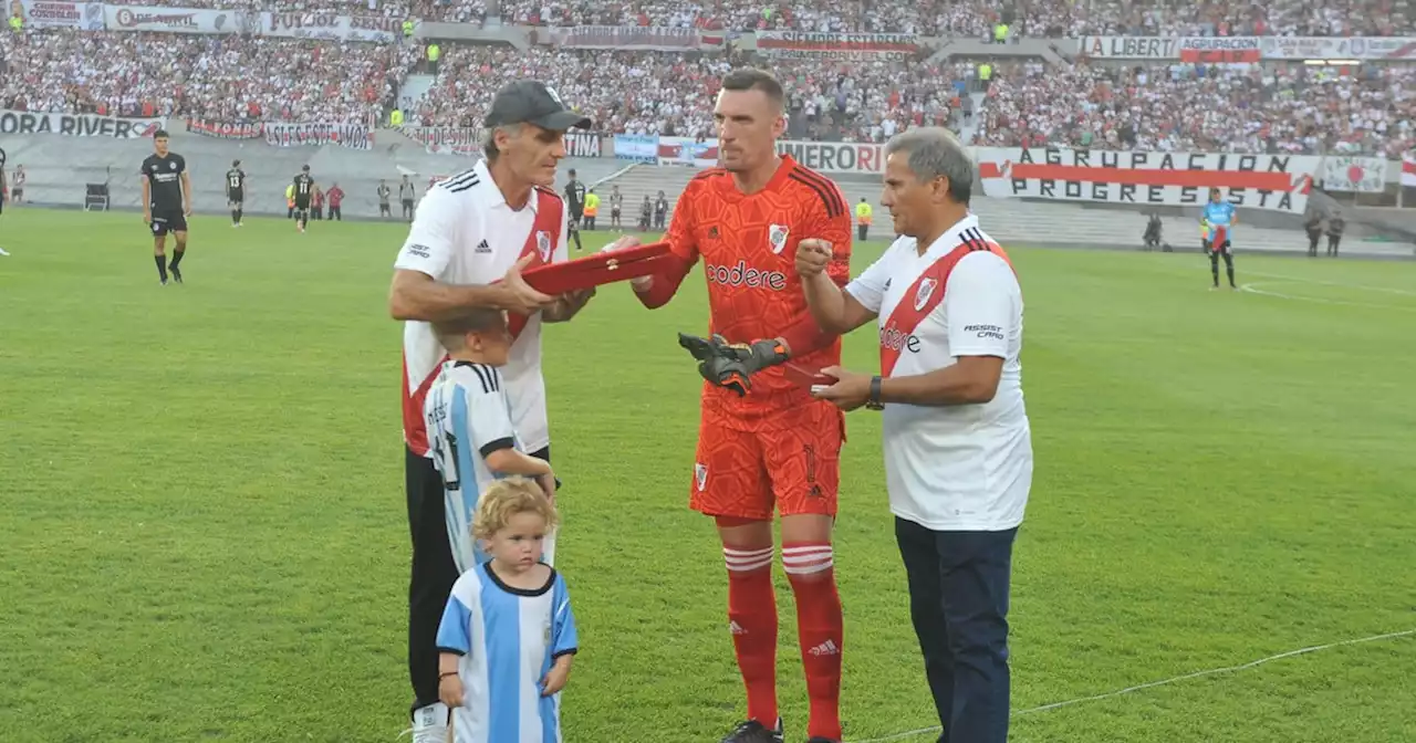 Emoción y aplausos: así fue el homenaje de River a los campeones