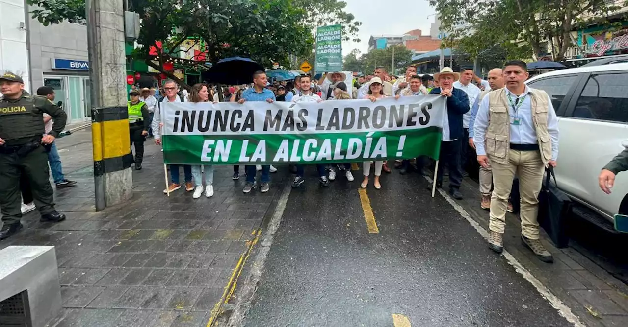 Uribe protestó frente a la Alpujarra por mal gobierno de Quintero