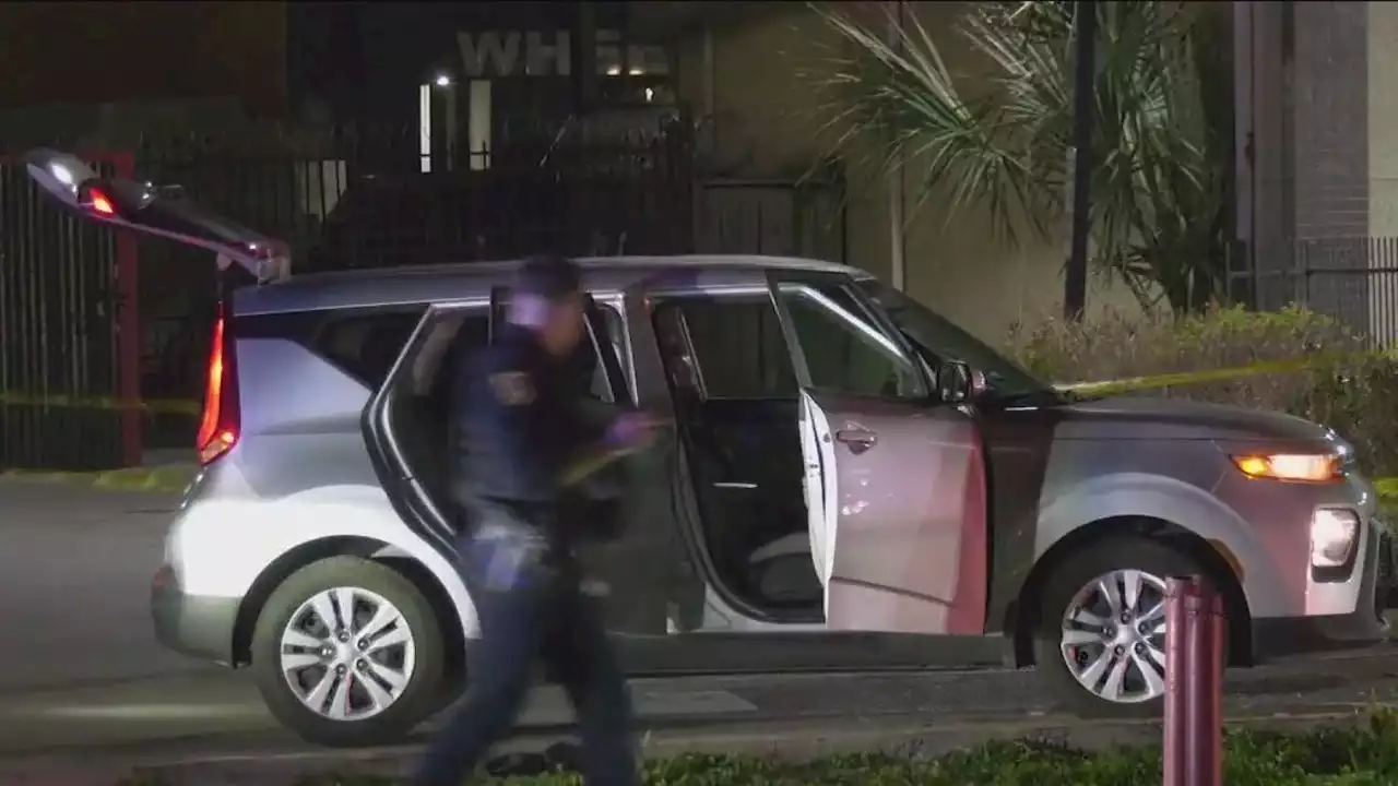 Houston police officer shoots suspect after chase