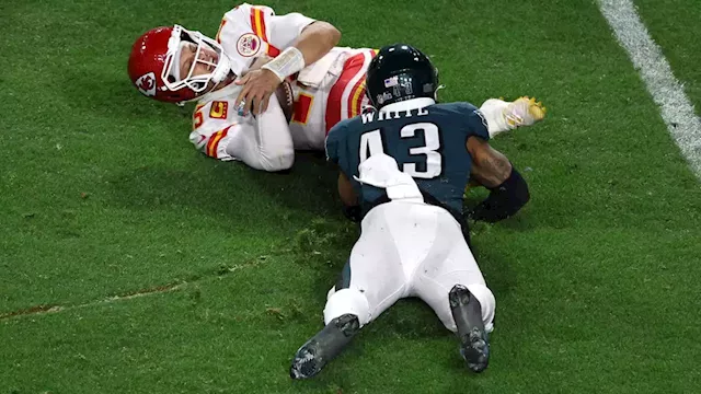 Super Bowl field turned into a super slip and slide for Eagles, Chiefs