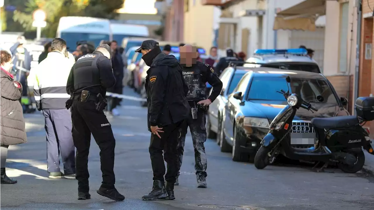 Tres menores detenidos por acuchillar al empleado de un comercio en Sevilla para robar la caja