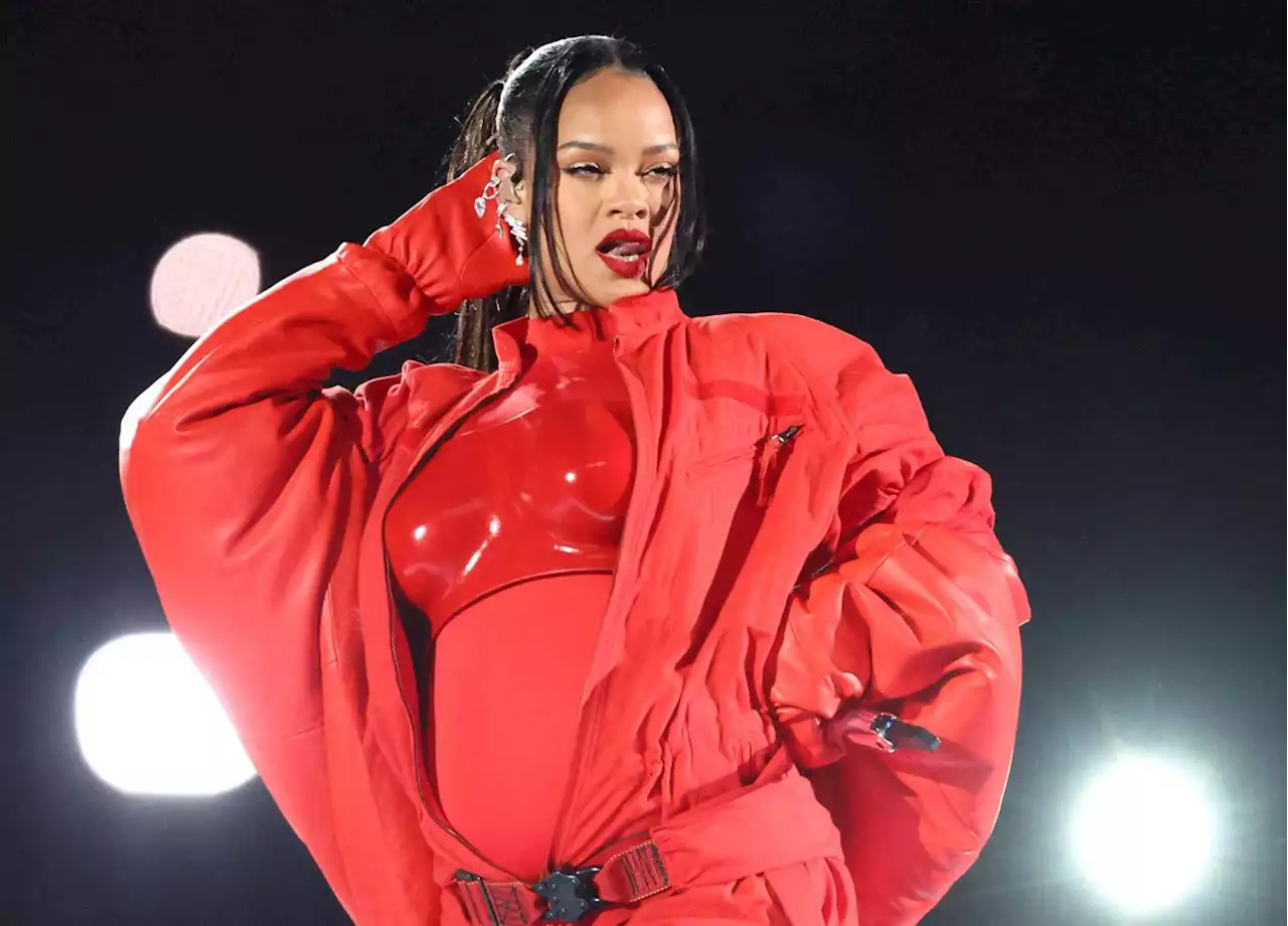 Pregnant Rihanna lights up Super Bowl stage with 'Diamonds'