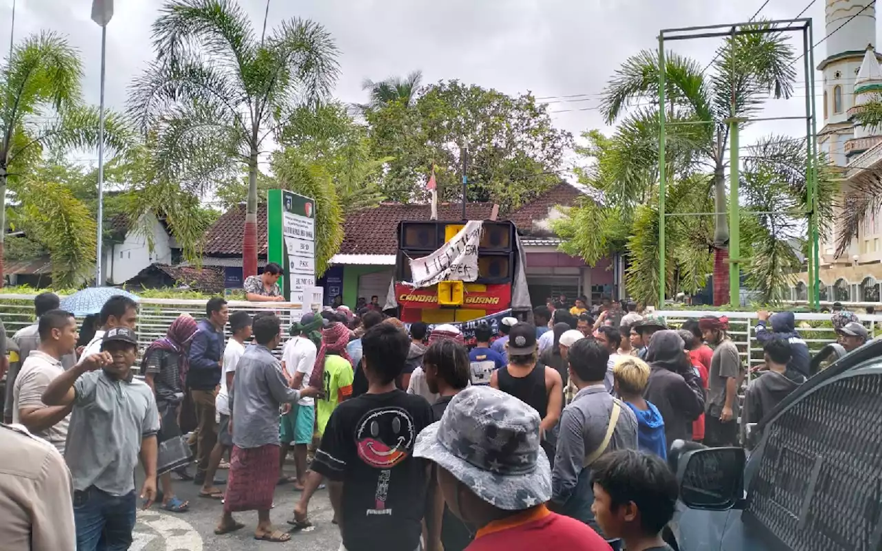 Gelar Demo Lagi, Warga Desa Minta Pak Kades Pengirim Pesan Cabul Segera Lengser