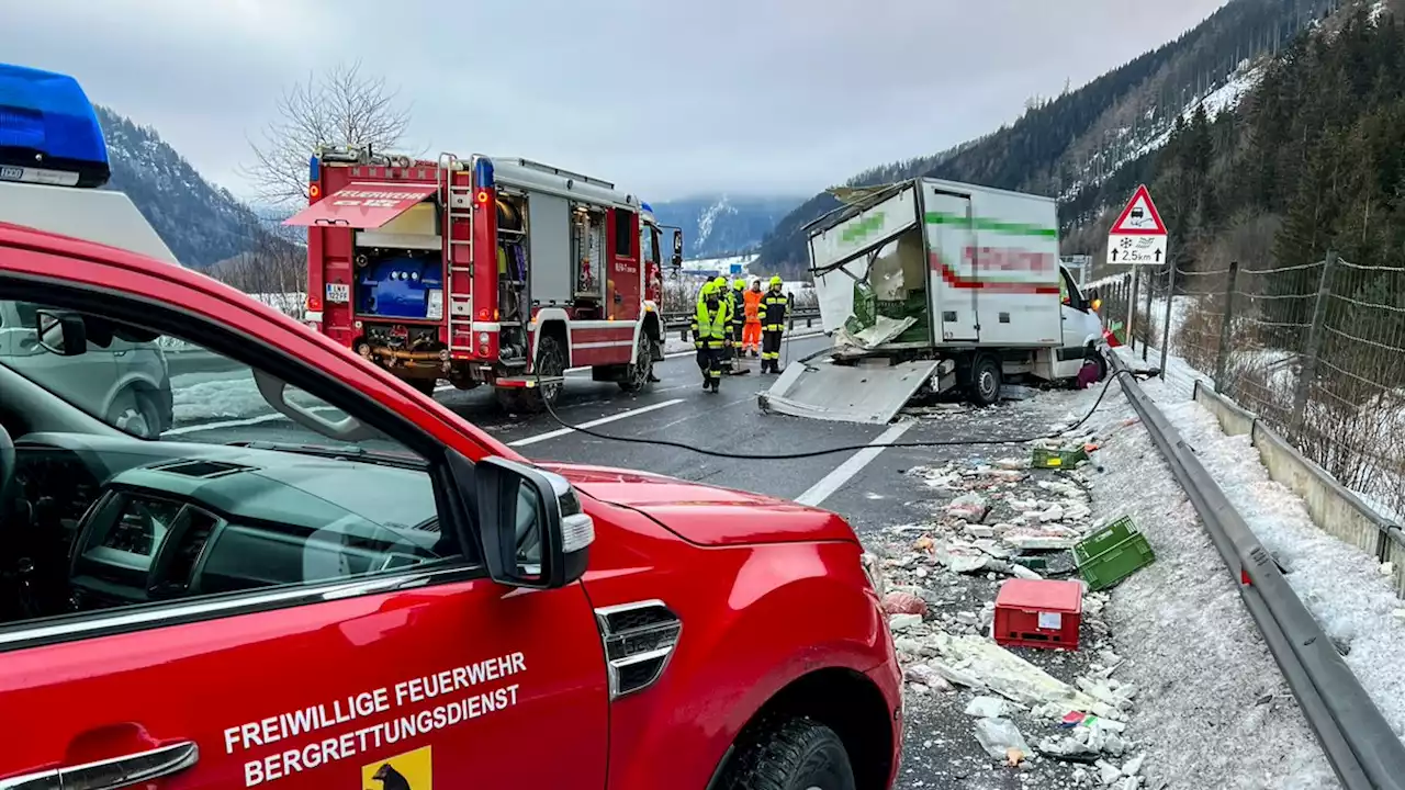 Lkw krachte in Kleinlaster: Fleisch lag auf Straße