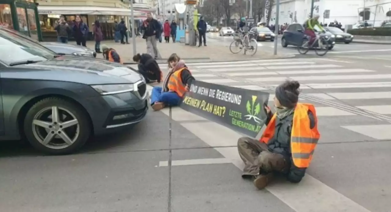 Klimaaktivisten legen Verkehr am Naschmarkt lahm