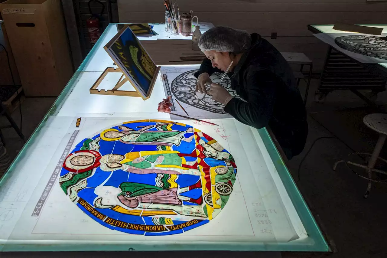 Patrimoine : dans la basilique de Saint-Denis, rénovation des vitraux du XIIe siècle