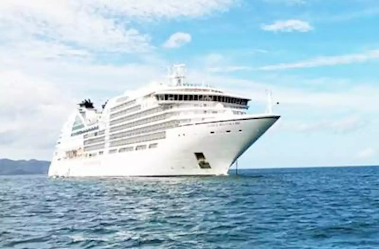 Cruise ship docks in Boracay