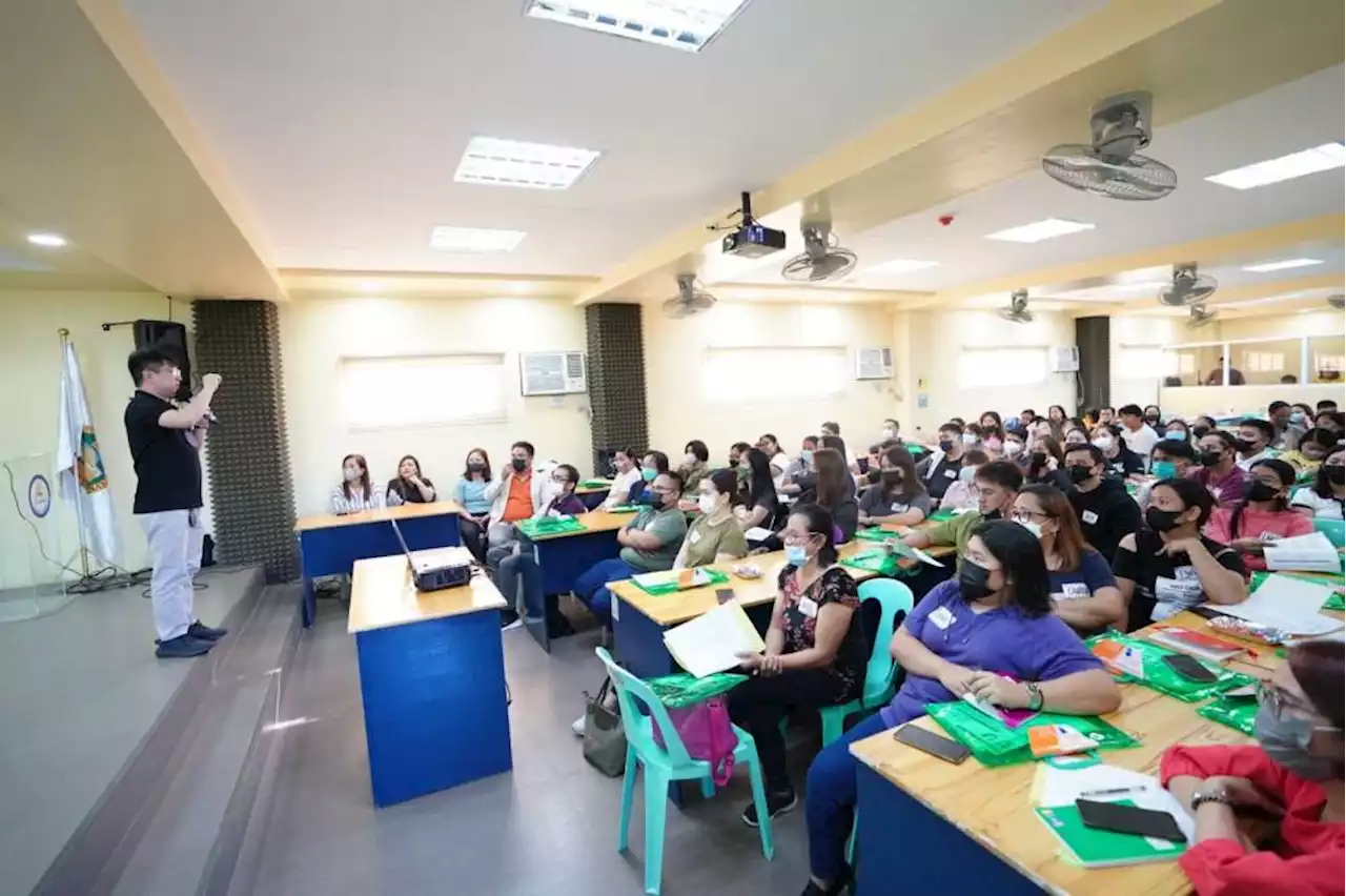 Las Piñas gov’t holds free civil service examination review for employees