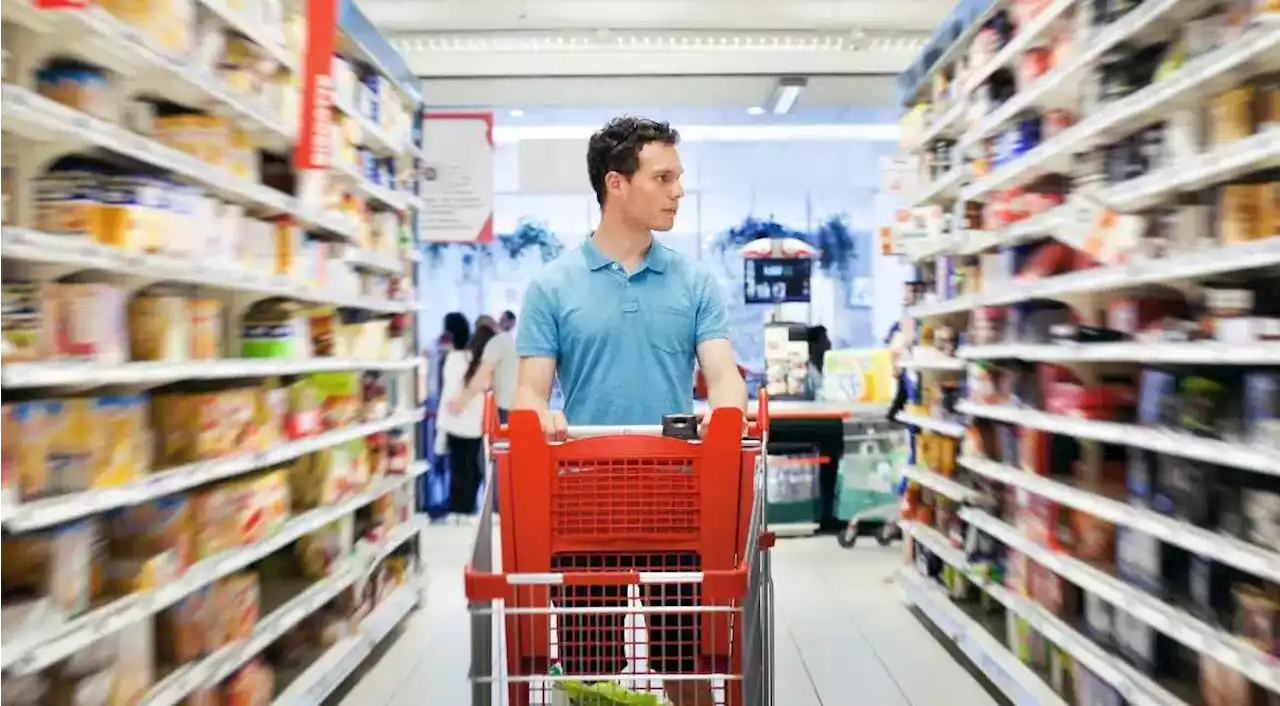 Los supermercados: un cliente que les visita y compra menos