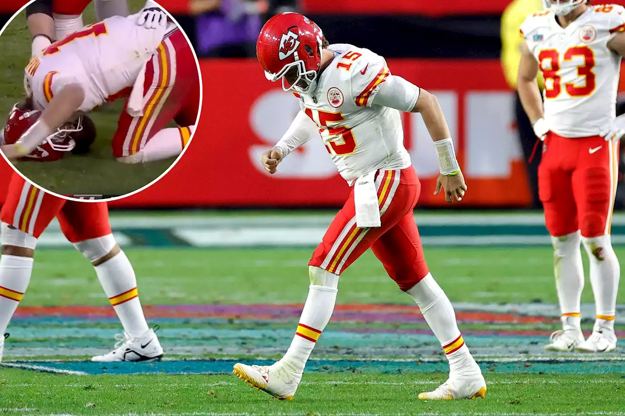 Patrick Mahomes limps off field in potential Super Bowl nightmare