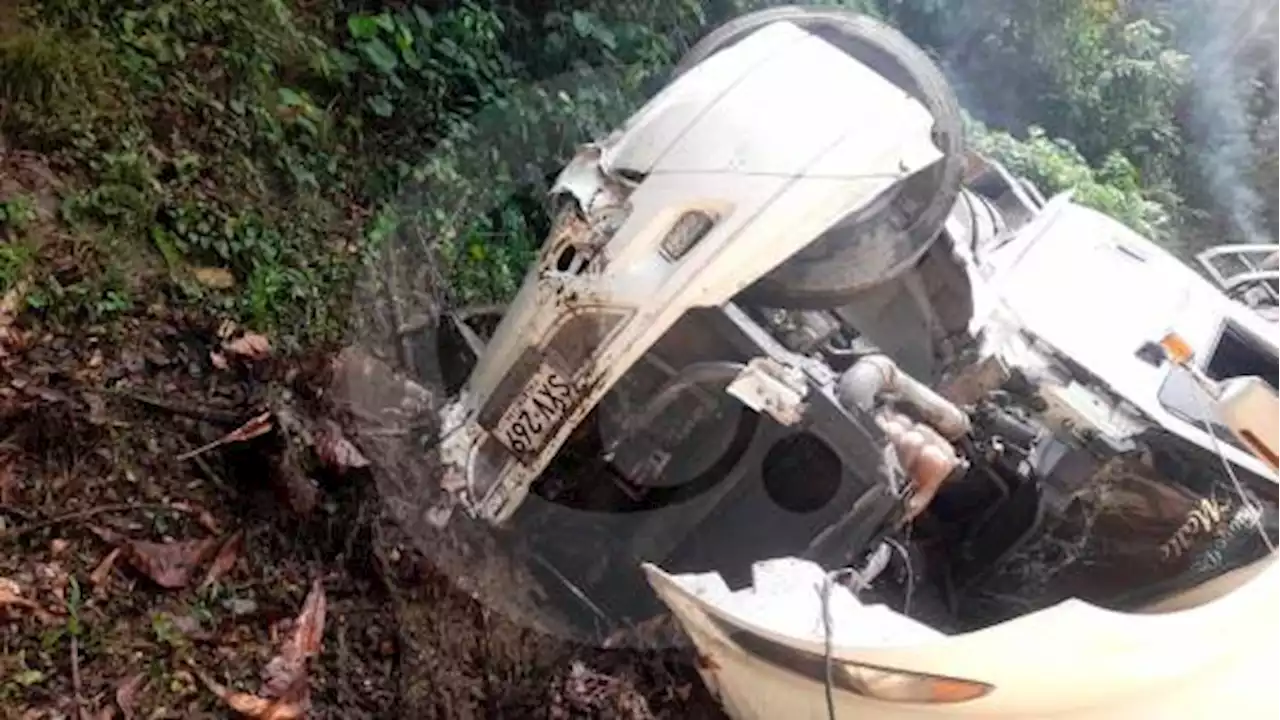 Tractocamión se volcó en plena autopista Medellín-Bogotá: preocupación por el conductor - Pulzo