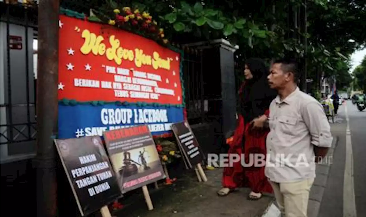 Melihat Deretan Karangan Bunga di PN Selatan saat Sidang Vonis Sambo |Republika Online