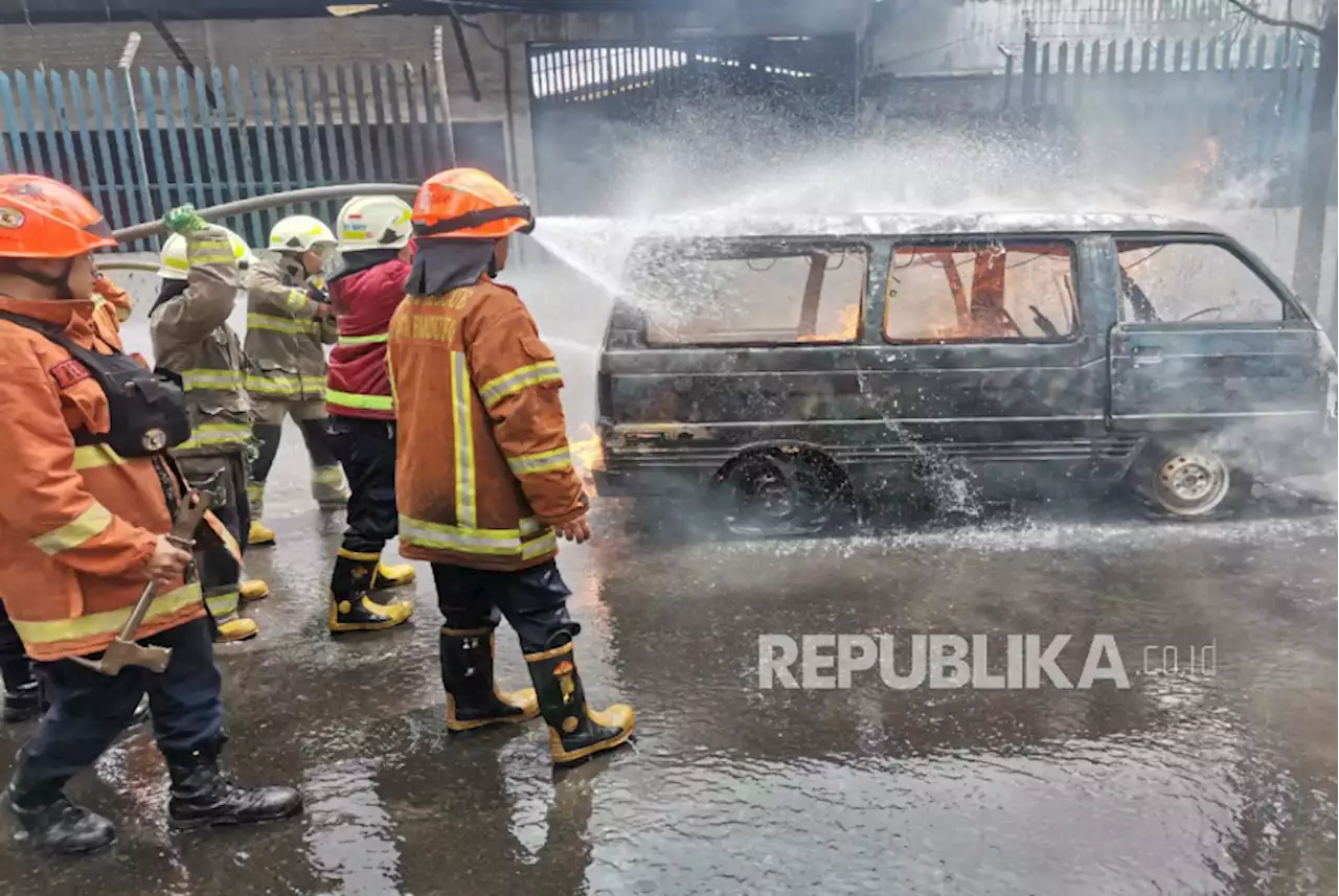 Mobil Bawa Jeriken BBM Terbakar di Bandung |Republika Online