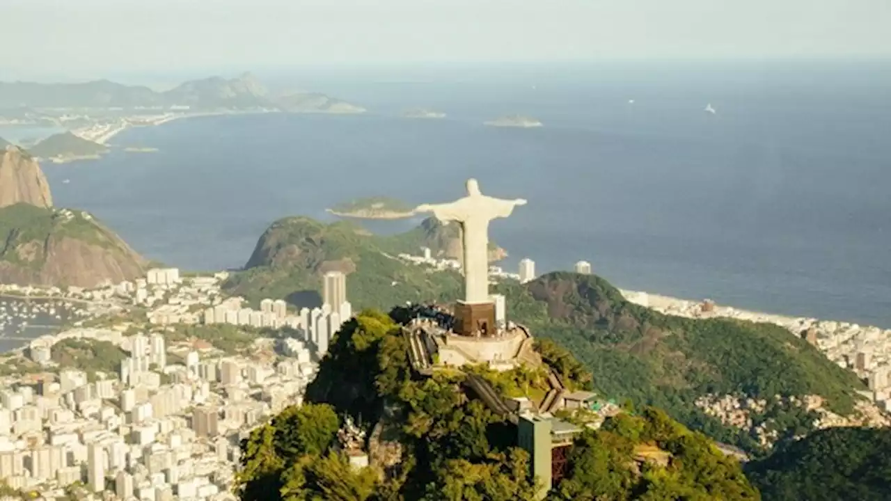 Un rayo impactó en la cabeza del Cristo Redentor y una foto captó el momento justo