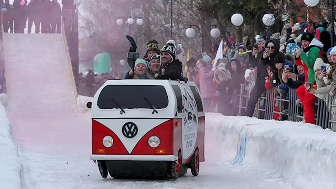 Adu Kreatif Kereta Luncur dalam Acara Festival Sunnyfest di Rusia