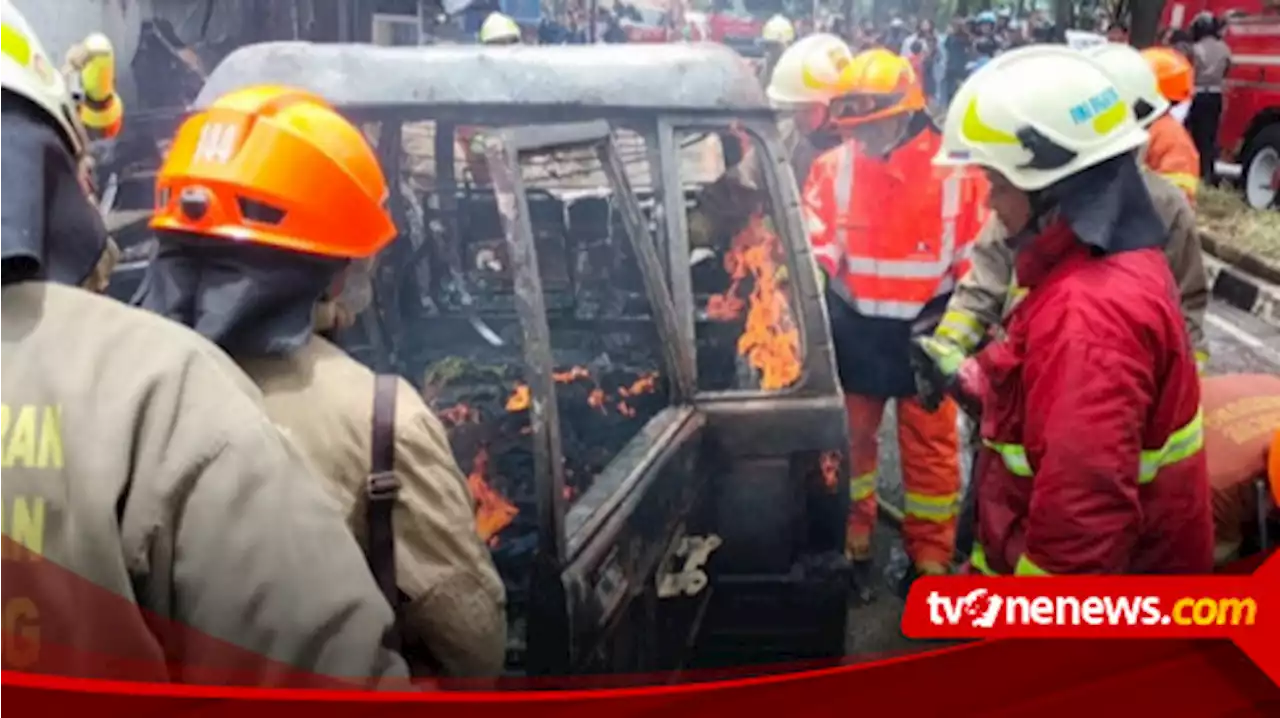 Mobil Berisi Puluhan Jeriken BBM di Bandung Ludes Terbakar