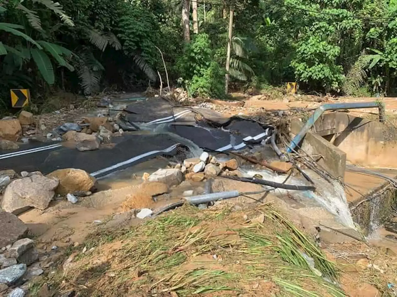 Jalan Janda Baik - Genting Sempah, Bukit Tinggi ditutup akibat tanah runtuh