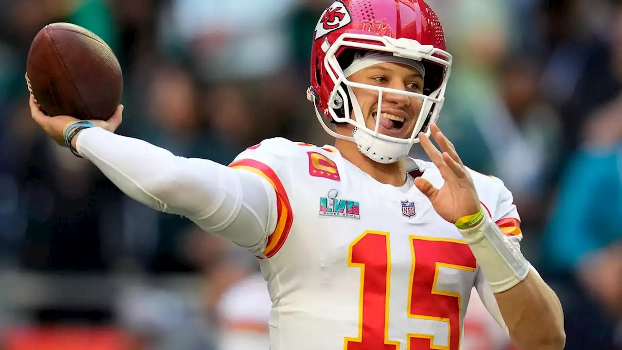 Patrick Mahomes appears to aggravate ankle injury, limps to sideline during Super Bowl 57