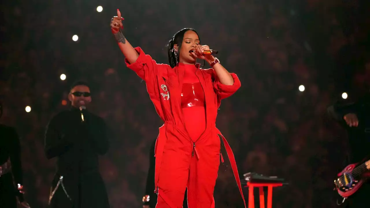 Rihanna ist schwanger mit ihrem zweiten Kind – und macht es mit diesem genialen Look beim Super Bowl öffentlich