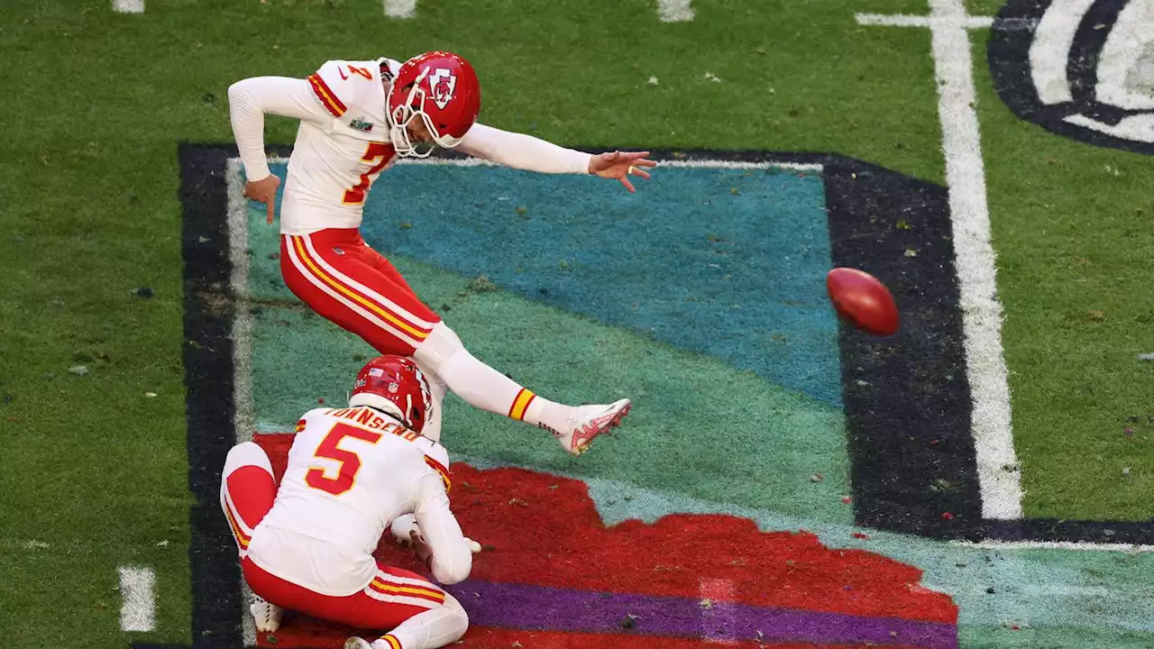 Super Bowl 2023: Chiefs' questionable decision to kick field goal ends in disastrous doink