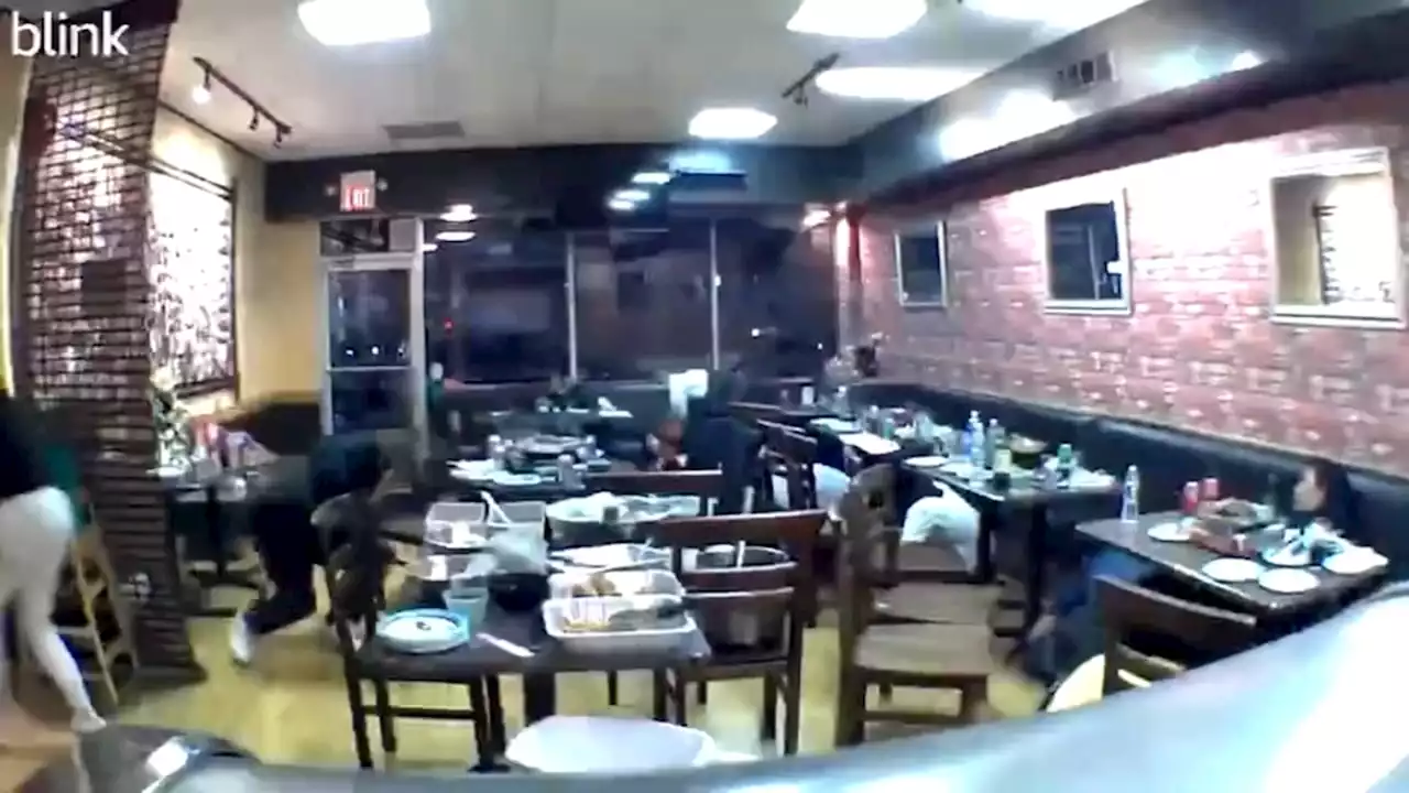 West Rogers Park shooting sends restaurant patrons running for cover as 2 in car wounded: VIDEO