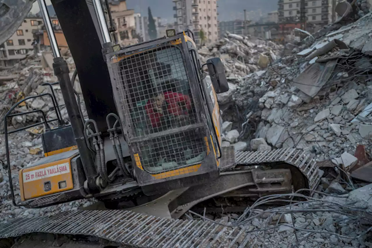 Turkey probes contractors as quake deaths pass 33,000 |