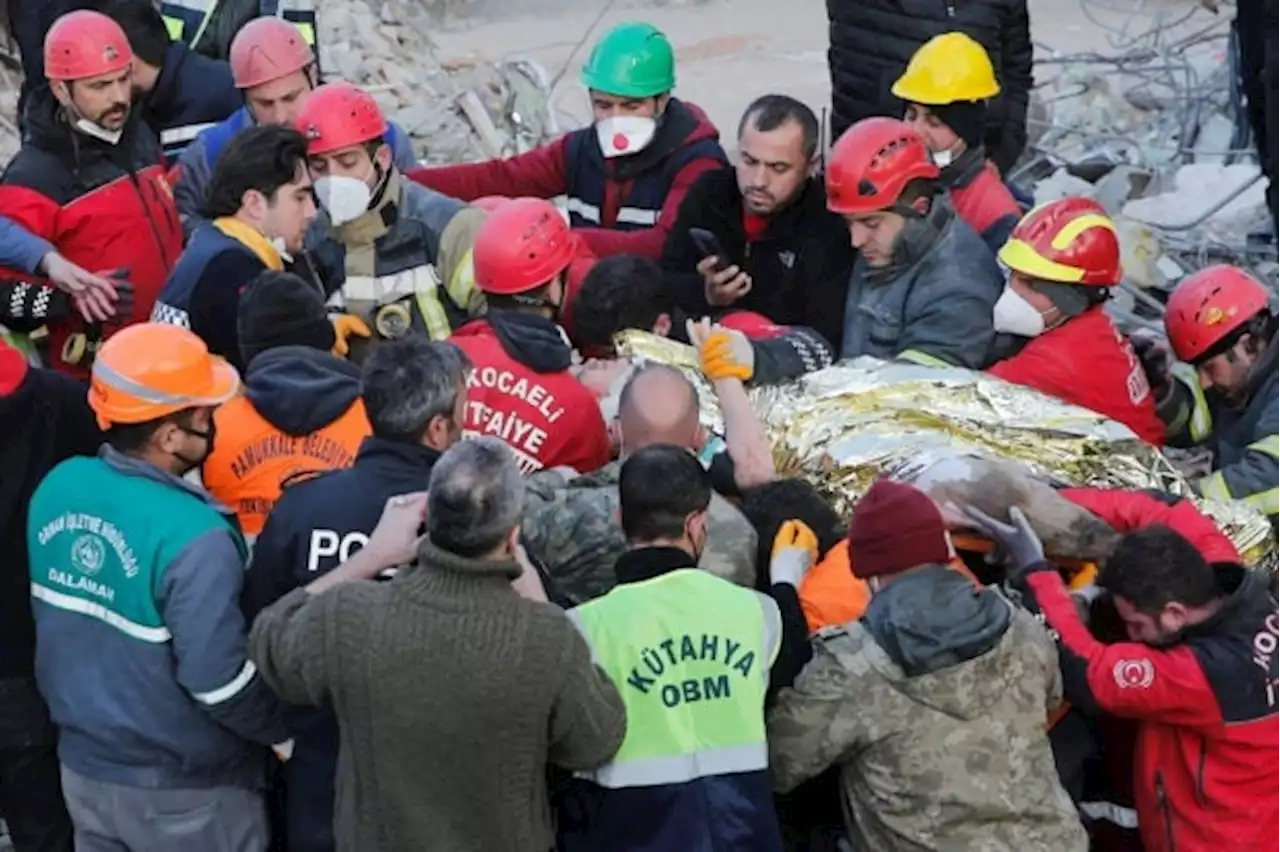 Turkey earthquake rescuers find ‘miracle’ survivors but frustration grows