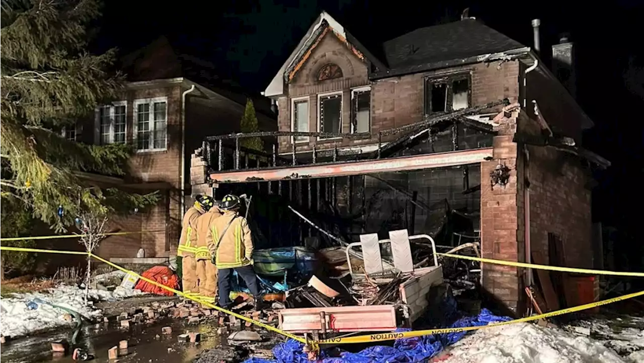 Video shows plumes of smoke billowing out of Aurora, Ont. home